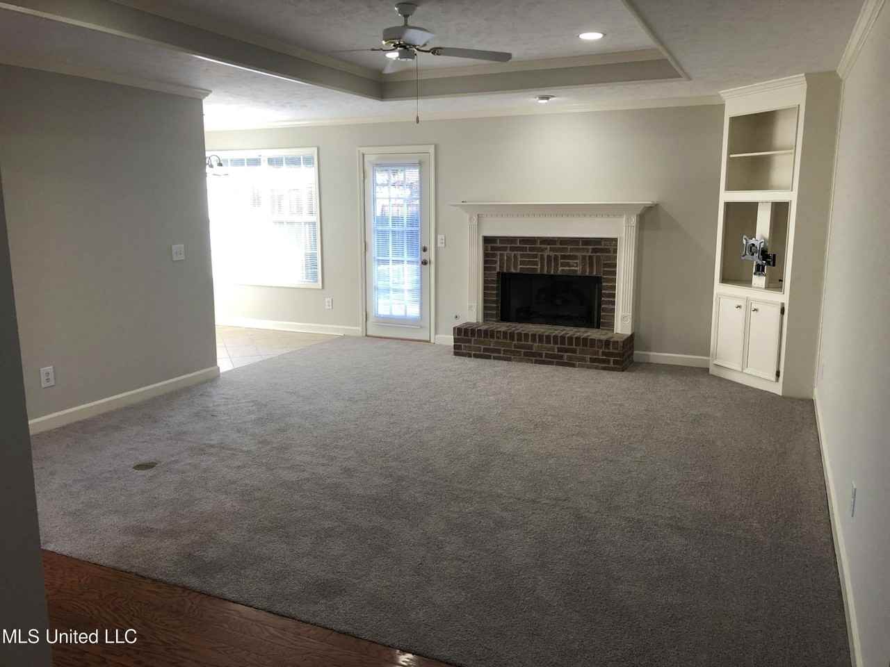 313 S Place Dr - Photo 2 of 11