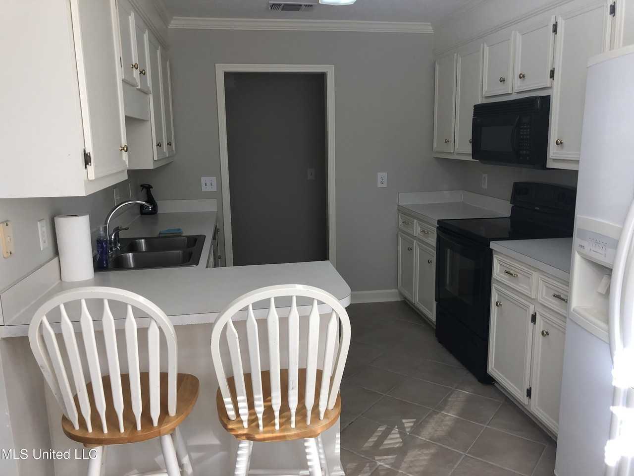 313 S Place Dr - Photo 4 of 11