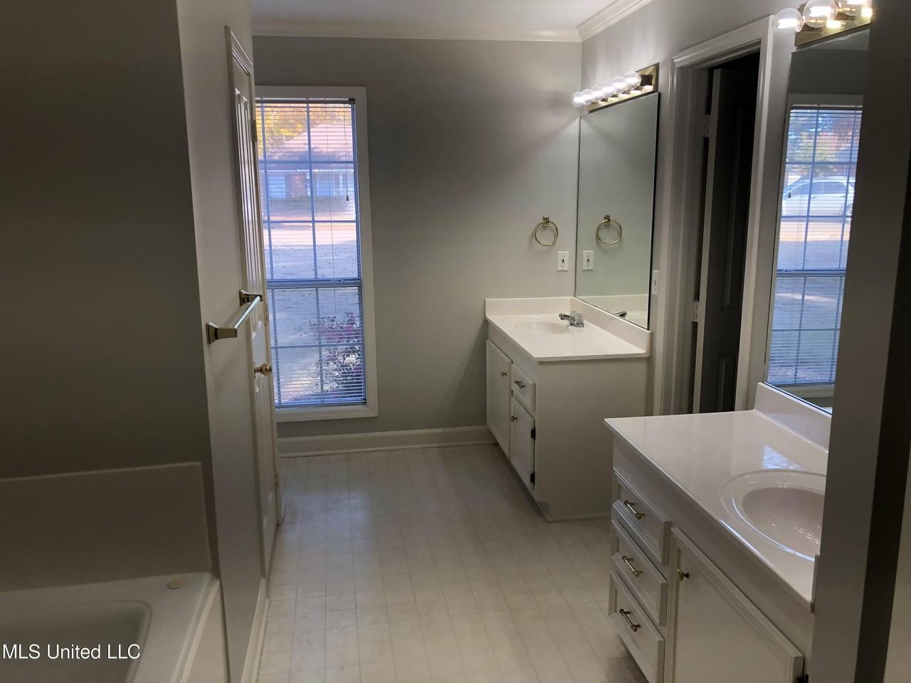 313 S Place Dr - Photo 6 of 11