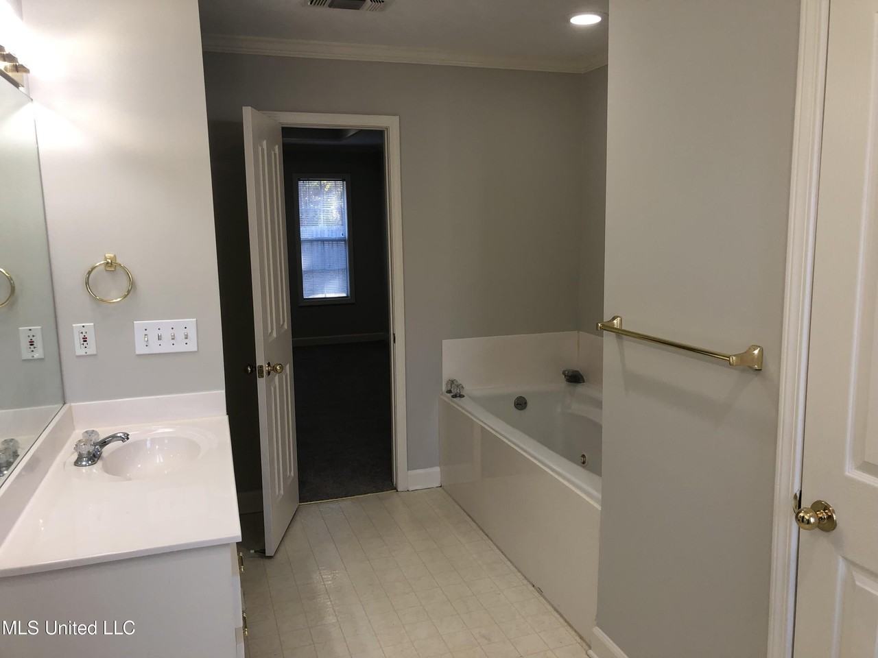 313 S Place Dr - Photo 7 of 11