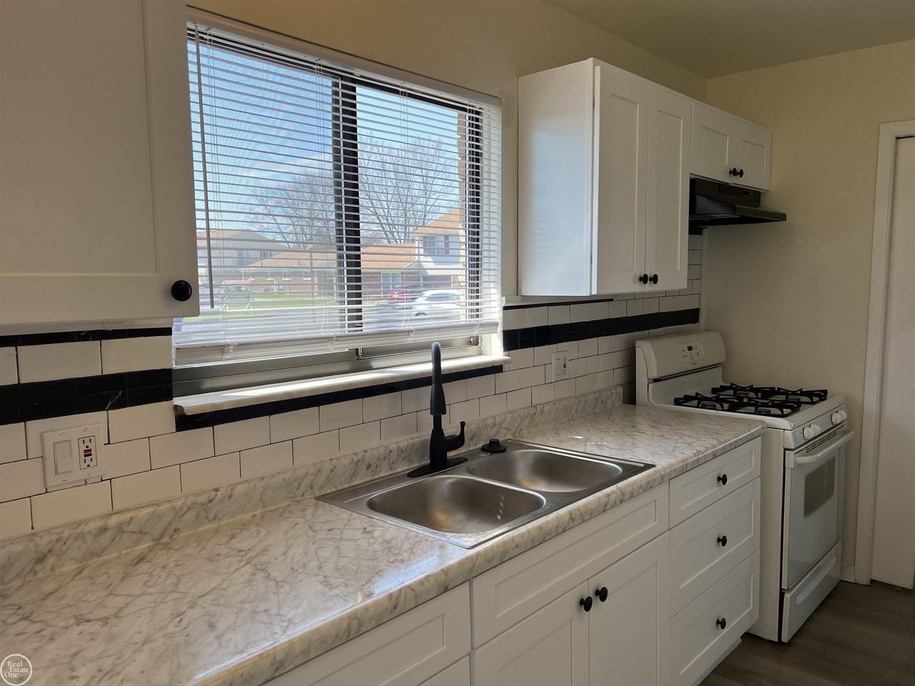 31091 Grove - Photo 4 of 19