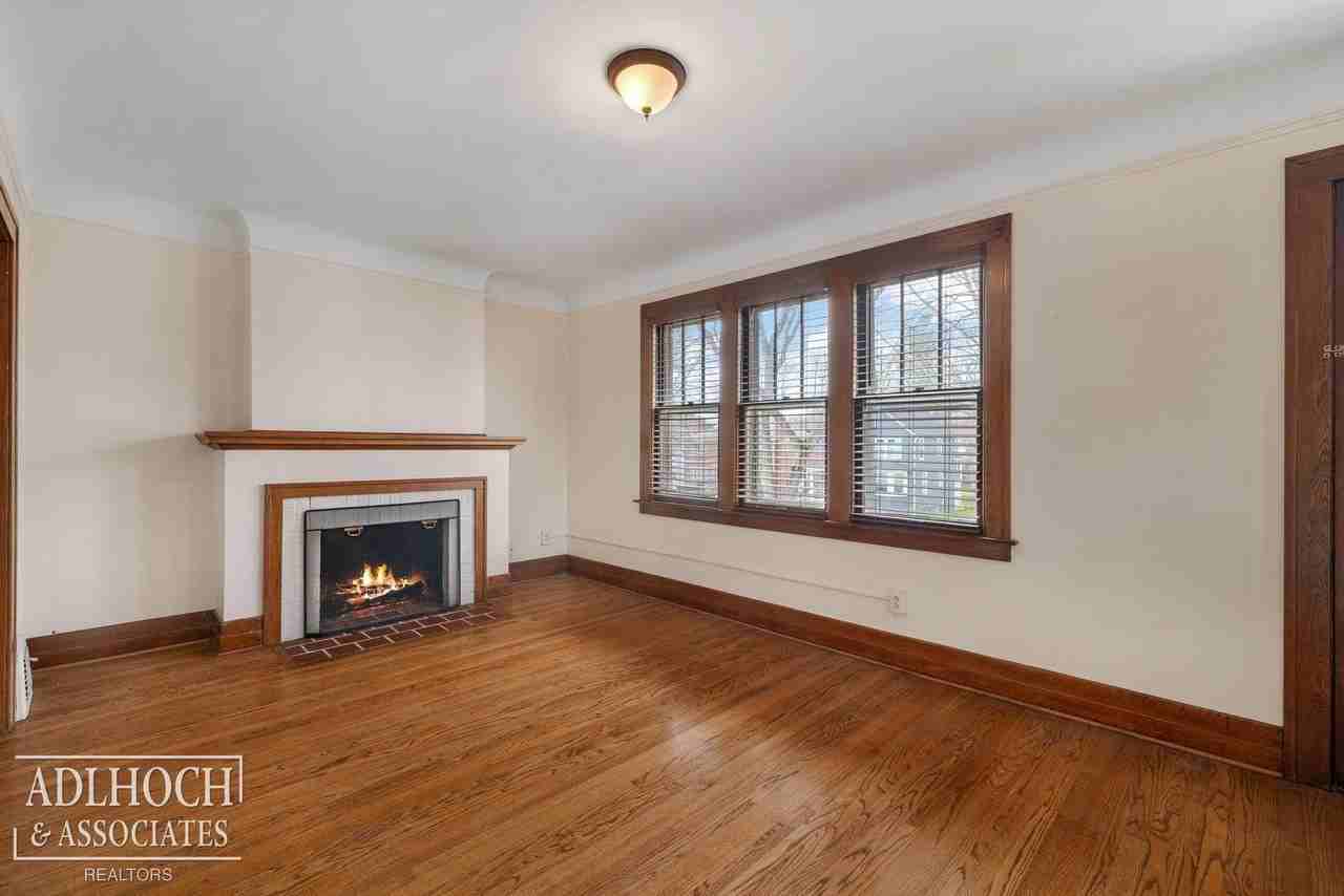526 1/2 Saint Clair Ave - Photo 2 of 13