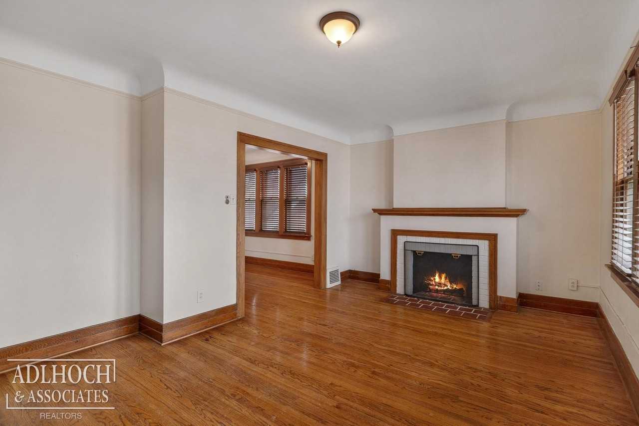 526 1/2 Saint Clair Ave - Photo 3 of 13