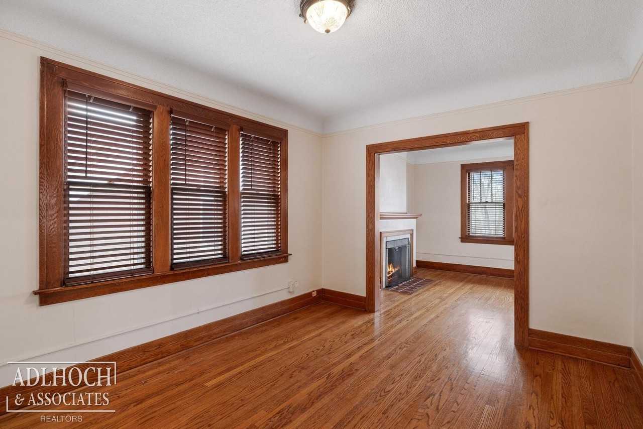 526 1/2 Saint Clair Ave - Photo 4 of 13