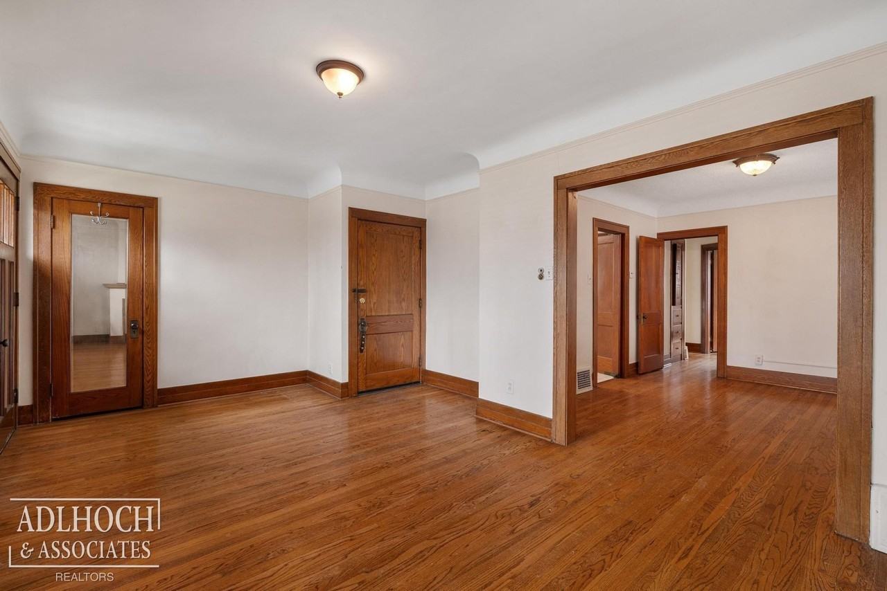 526 1/2 Saint Clair Ave - Photo 5 of 13