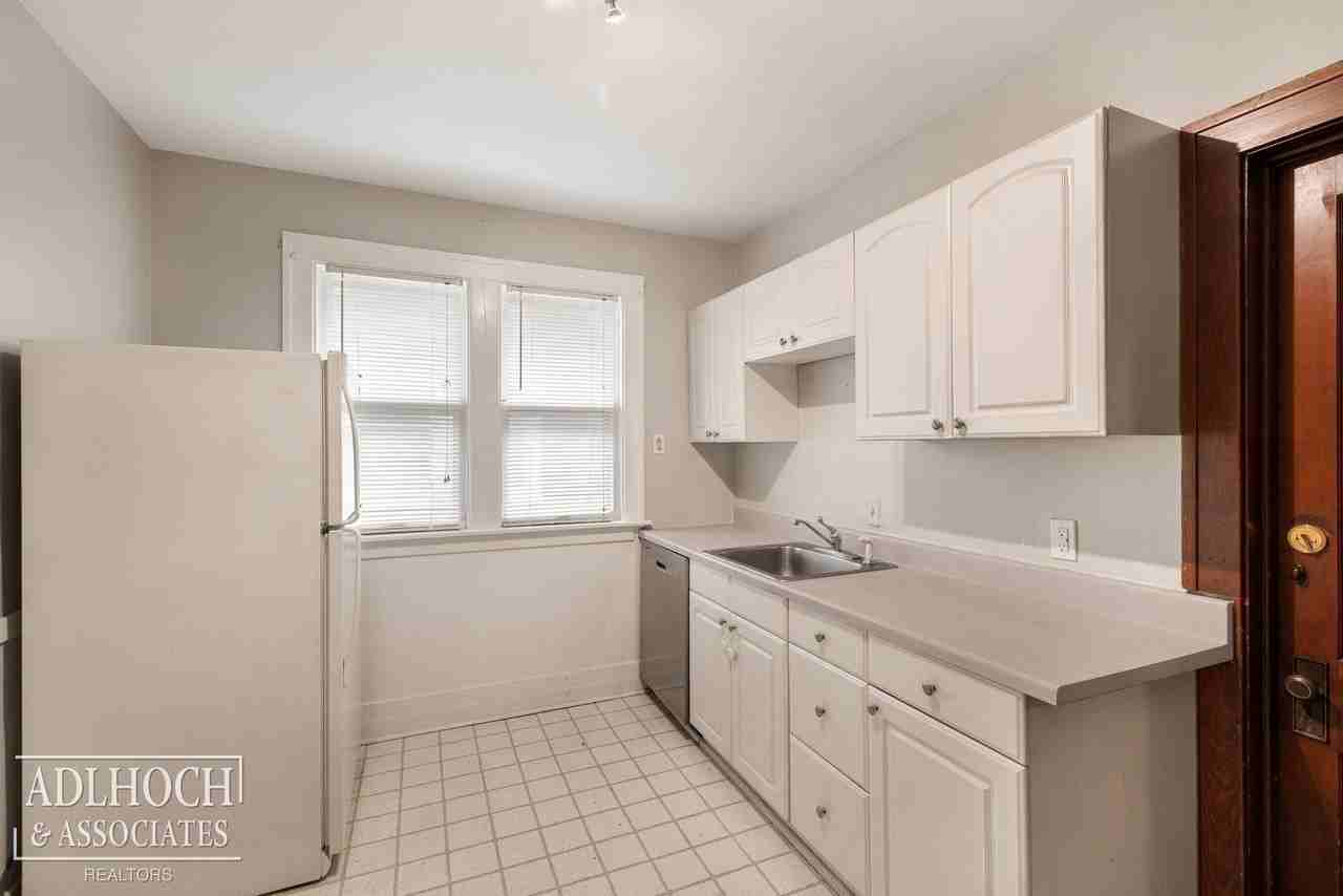 526 1/2 Saint Clair Ave - Photo 6 of 13