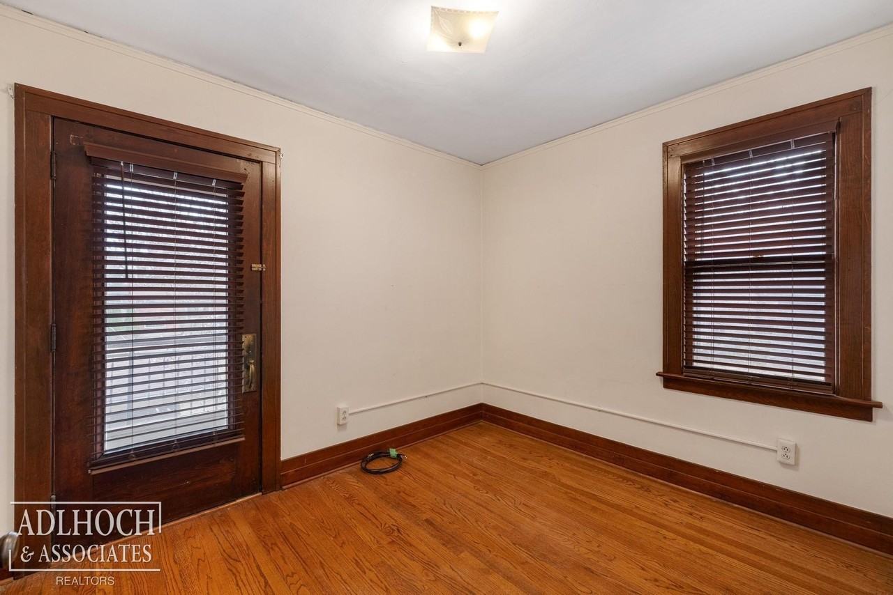 526 1/2 Saint Clair Ave - Photo 7 of 13