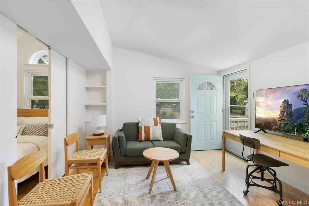 61 Squires Ave - Photo 5 of 9