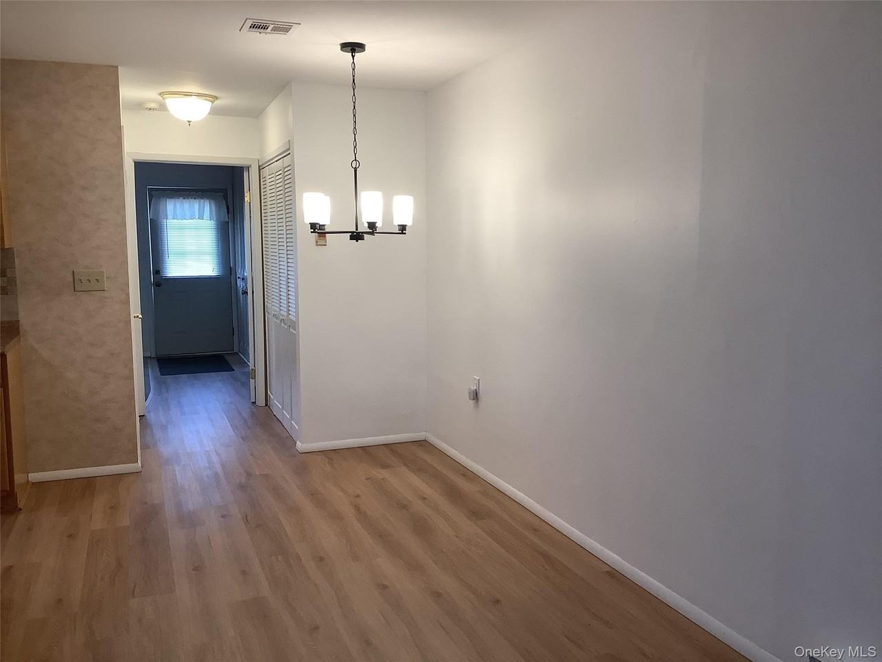 197 Newcastle Ct Unit B - Photo 2 of 7