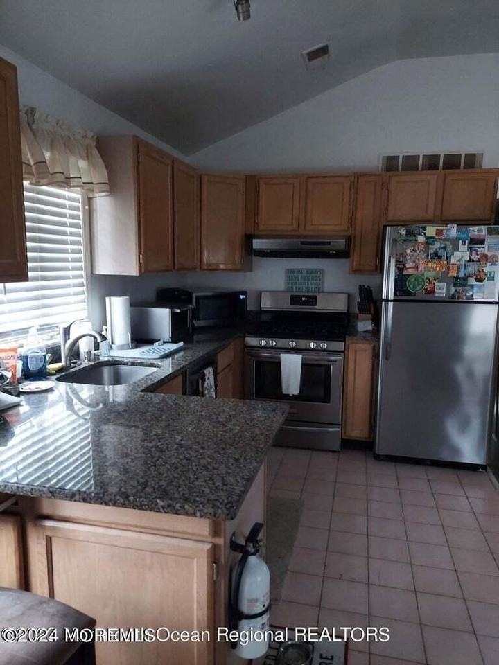 524 Beechwood Ave - Photo 3 of 7