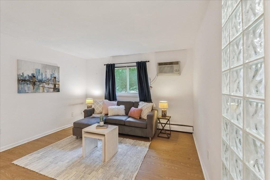 82 Lionel Ave Apt A - Photo 4 of 10