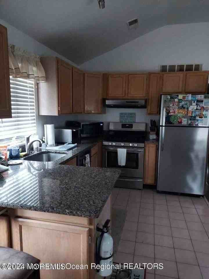 524 Beechwood Ave - Photo 3 of 7