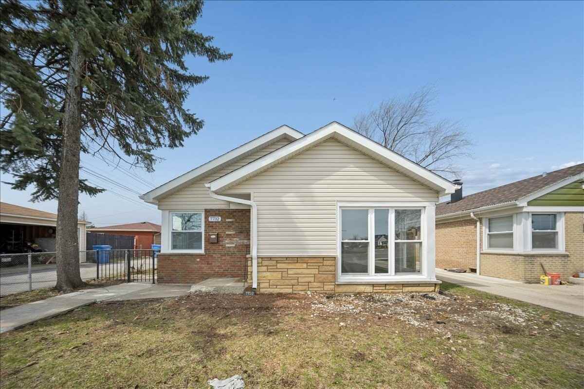 7732 S Springfield Ave - Photo 2 of 18