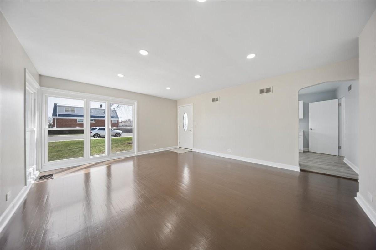 7732 S Springfield Ave - Photo 3 of 18