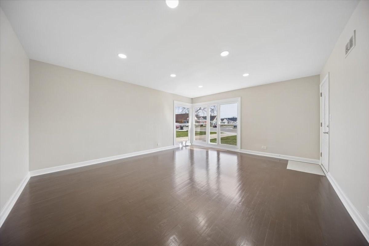 7732 S Springfield Ave - Photo 4 of 18