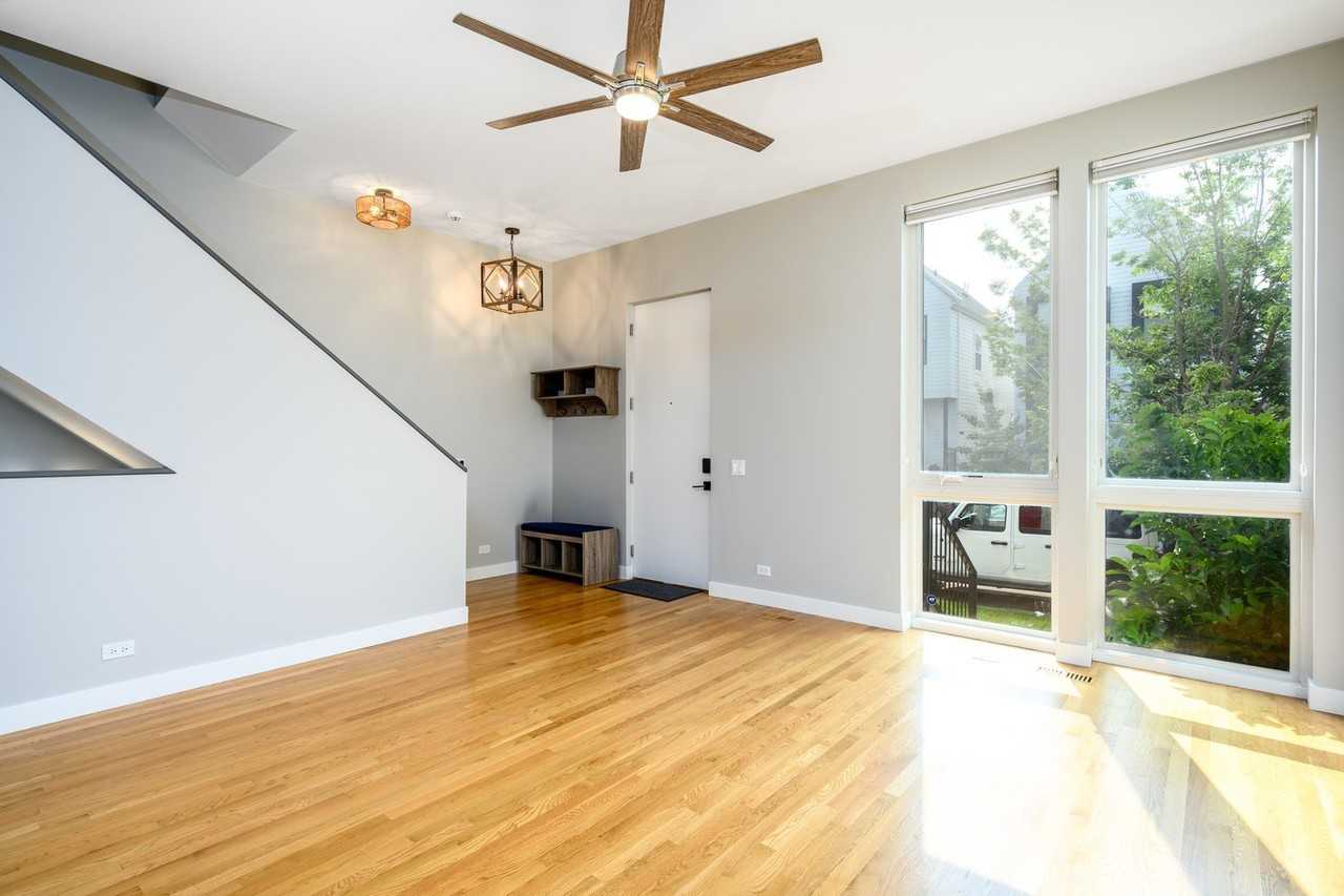 4412 W Waveland Ave - Photo 3 of 23