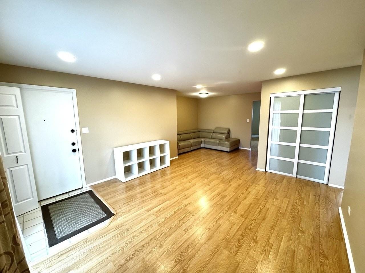 2215 Nichols Rd Apt C - Photo 2 of 14