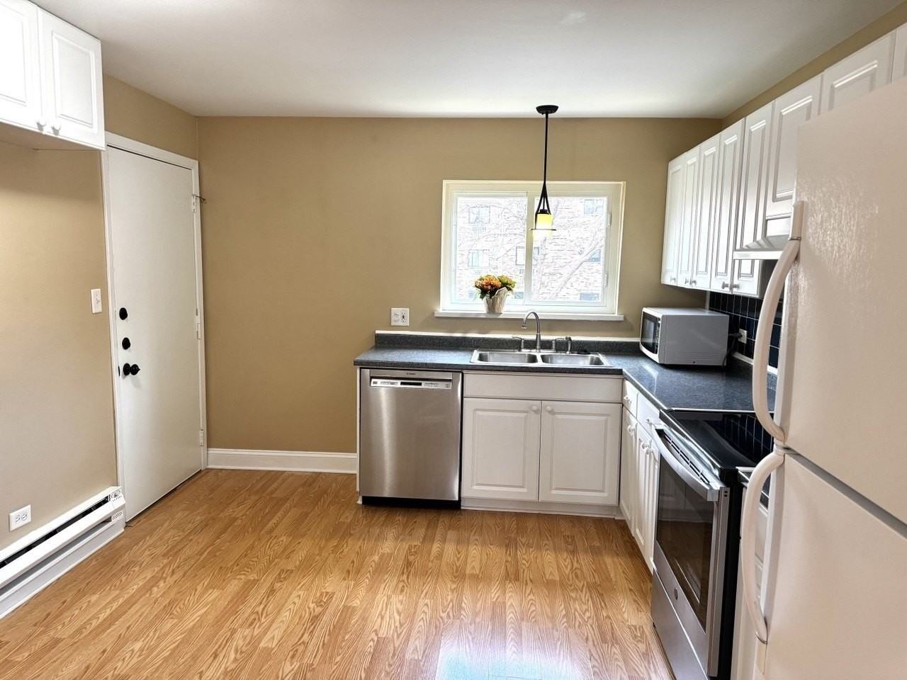 2215 Nichols Rd Apt C - Photo 4 of 14