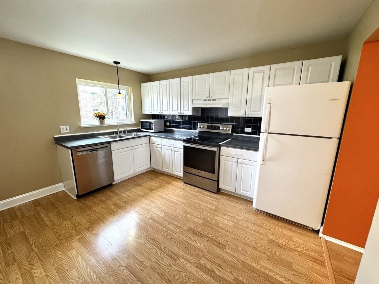 2215 Nichols Rd Apt C - Photo 5 of 14