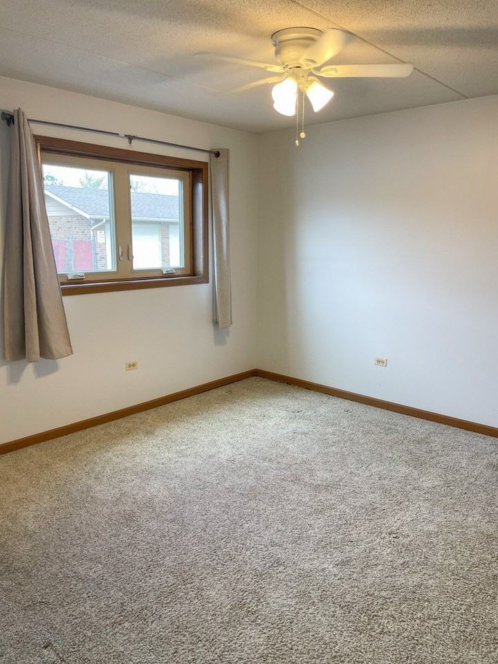 16736 Paxton Ave Apt 1n - Photo 6 of 7