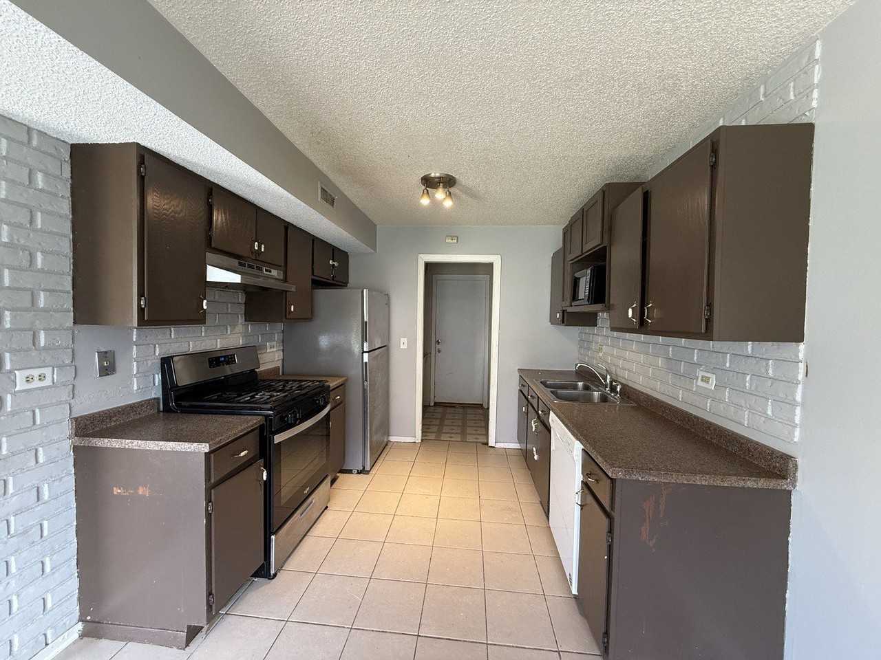 4564 Whitney Dr - Photo 6 of 17