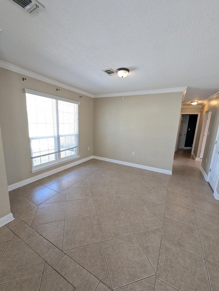 437 Bridgewater Ct - Photo 4 of 26