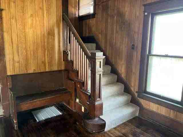 825 S Seneca Ave - Photo 3 of 8