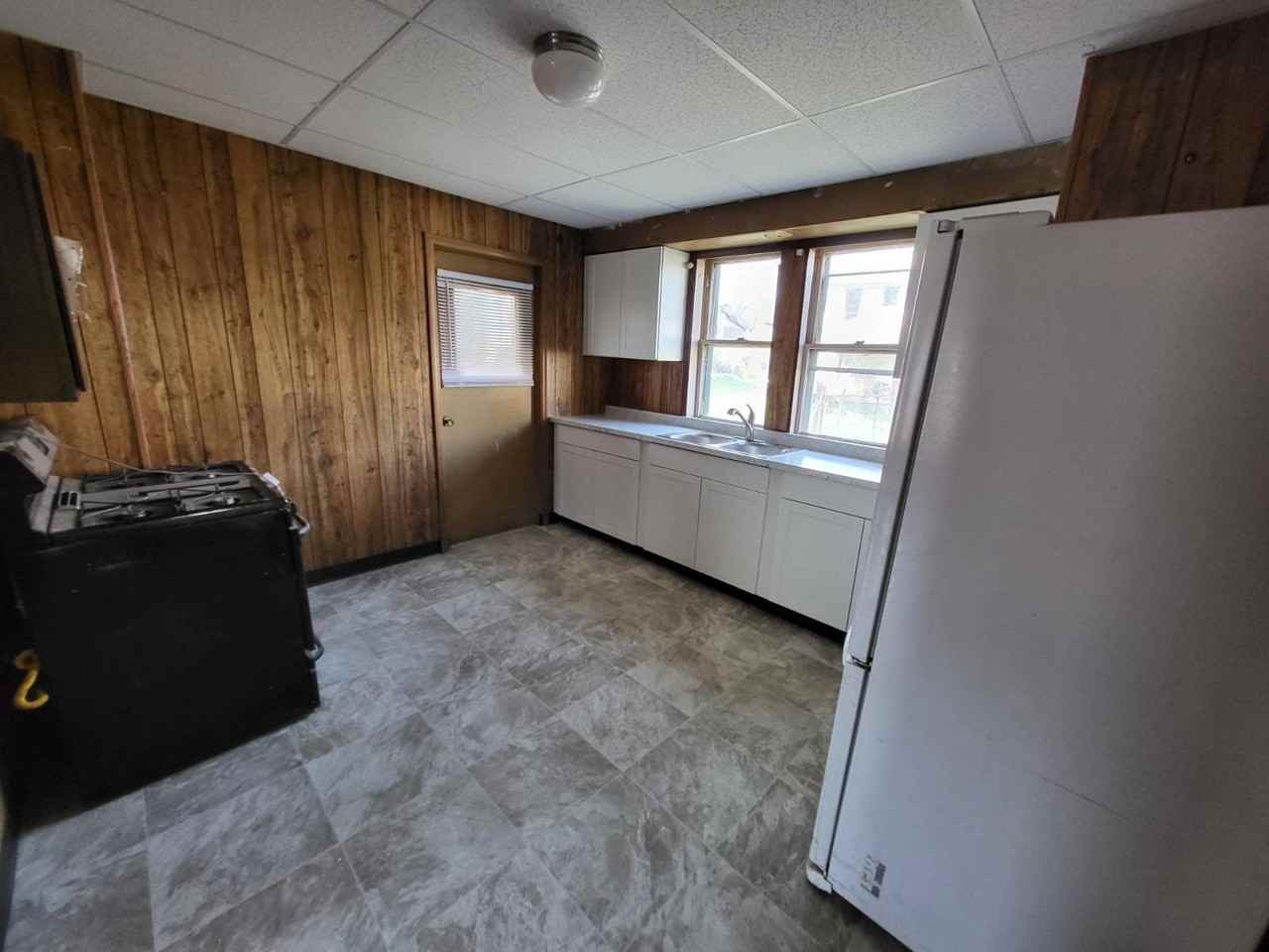 825 S Seneca Ave - Photo 4 of 8