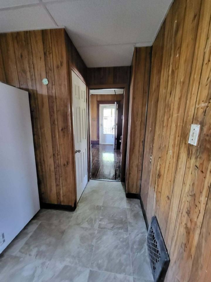 825 S Seneca Ave - Photo 5 of 8