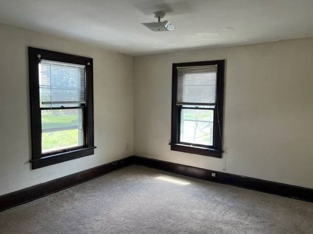 825 S Seneca Ave - Photo 6 of 8