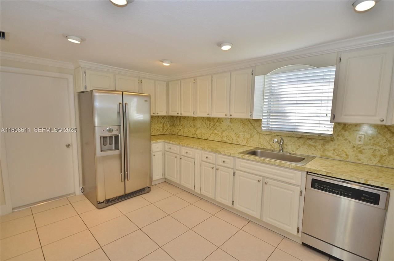 481 West 55th Place - Photo 3 of 25