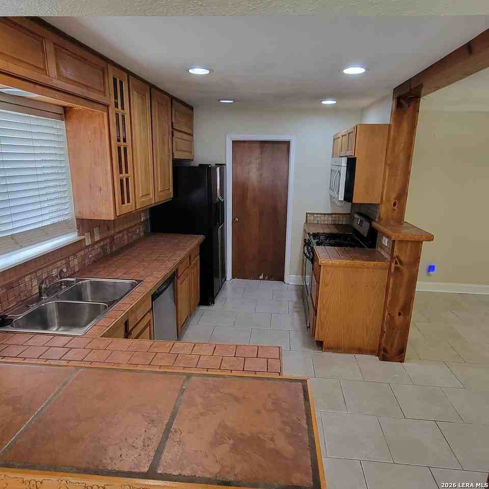 1922 Oakline Dr - Photo 4 of 16