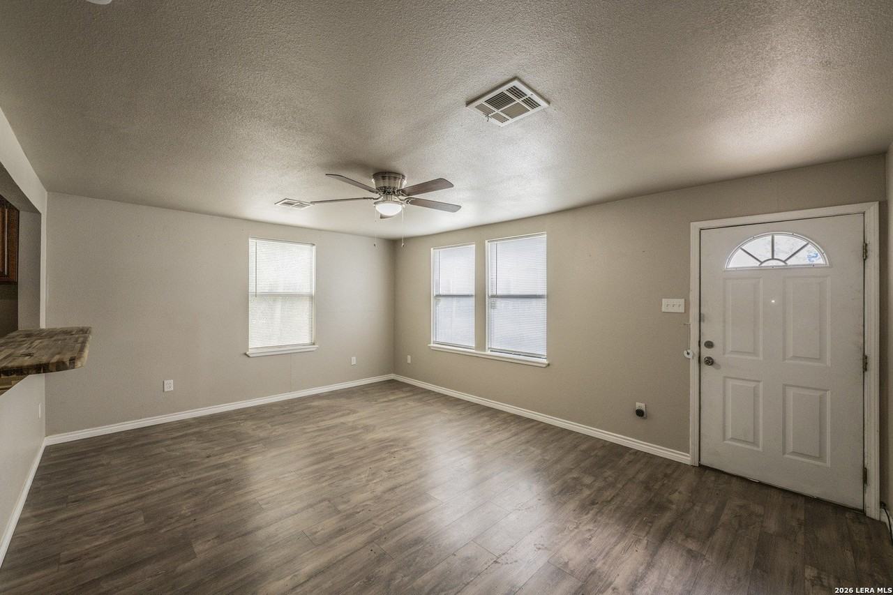 1608 Avenue J - Photo 2 of 11