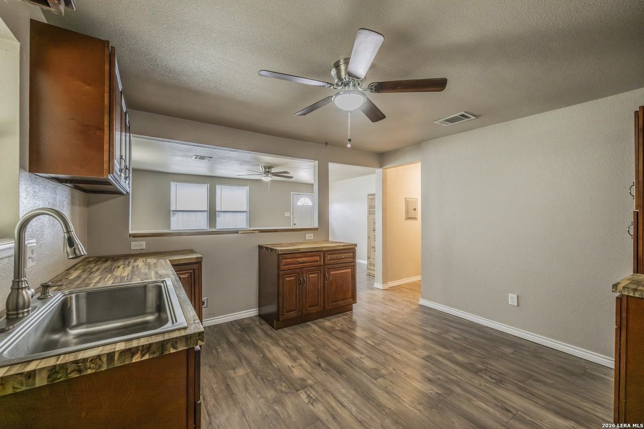 1608 Avenue J - Photo 4 of 11