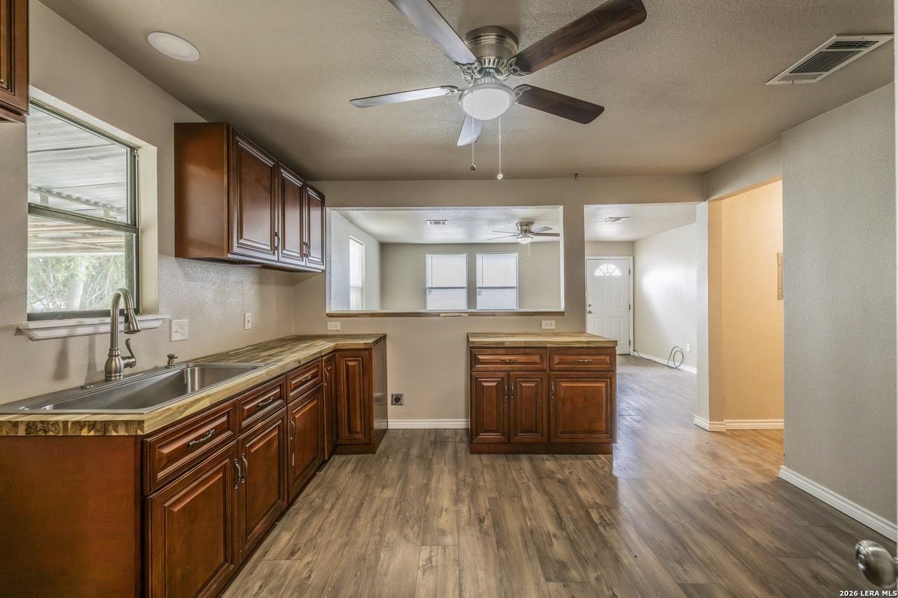 1608 Avenue J - Photo 5 of 11