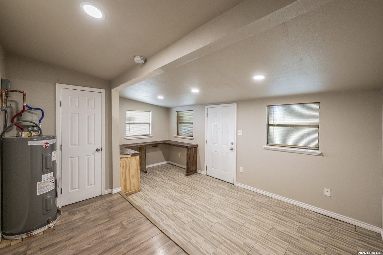 1608 Avenue J - Photo 6 of 11