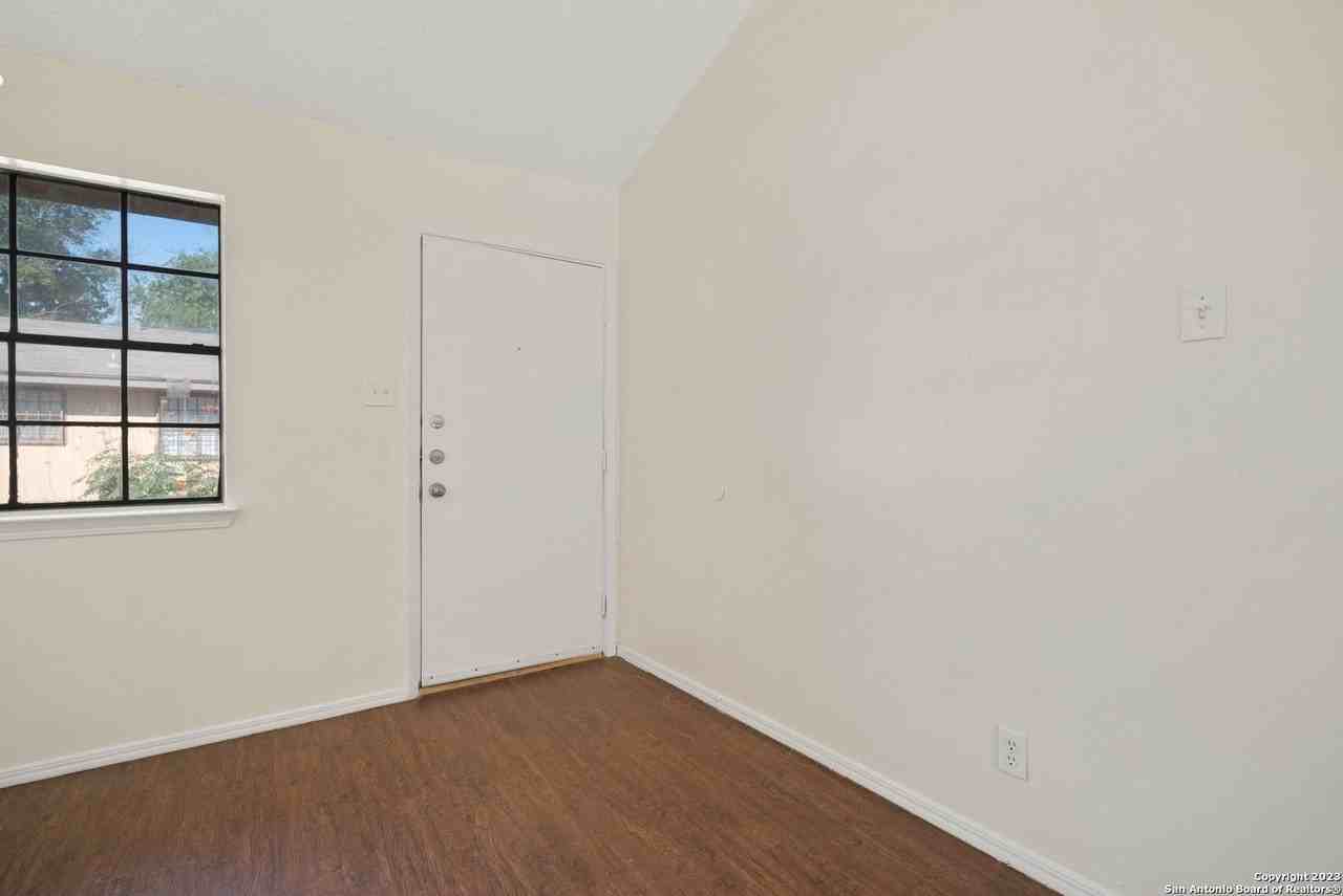 206 Bexar Dr - Photo 5 of 29