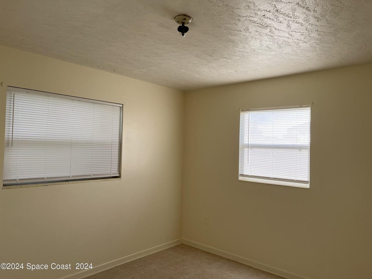 360 Schoolhouse Ln - Photo 6 of 10