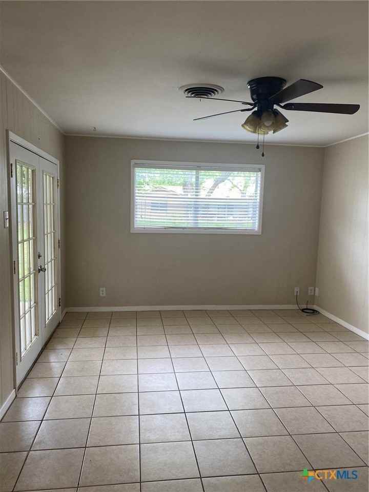 3801 Lancelot Ln - Photo 4 of 21