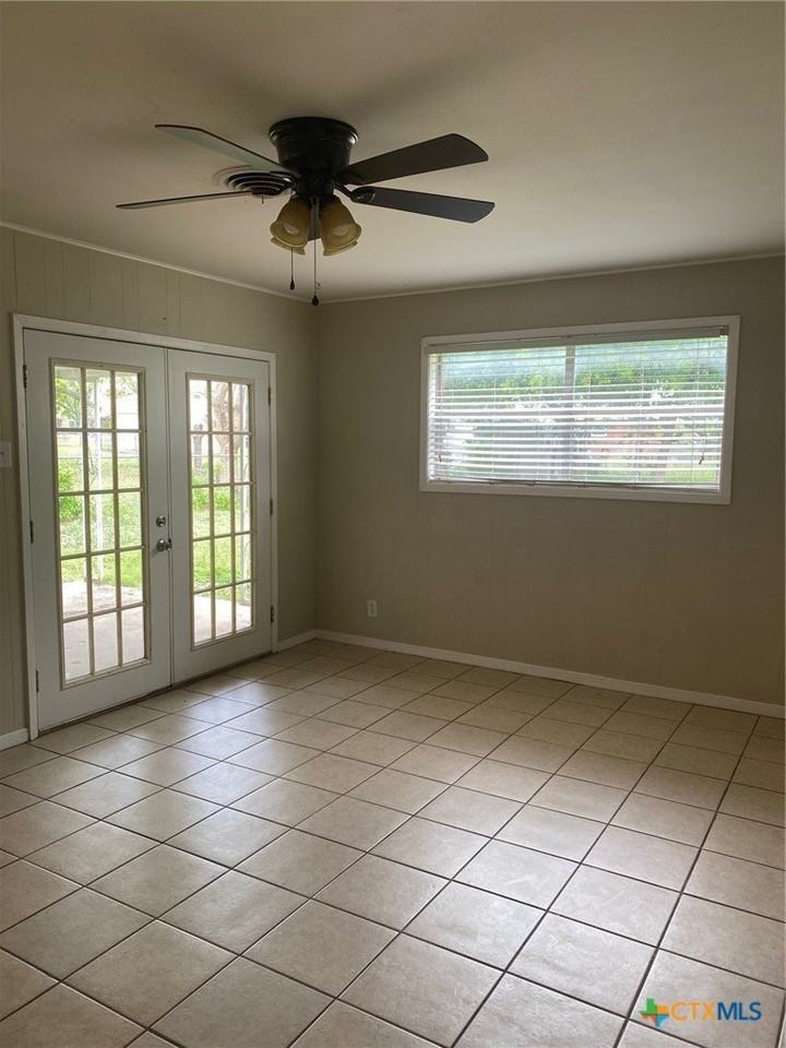 3801 Lancelot Ln - Photo 5 of 21