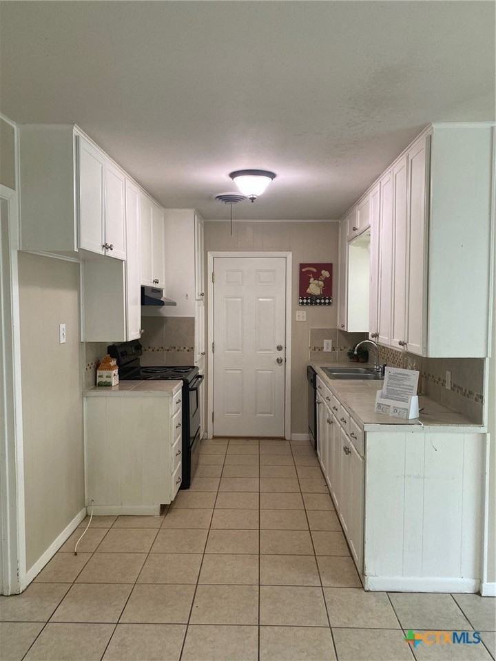 3801 Lancelot Ln - Photo 7 of 21