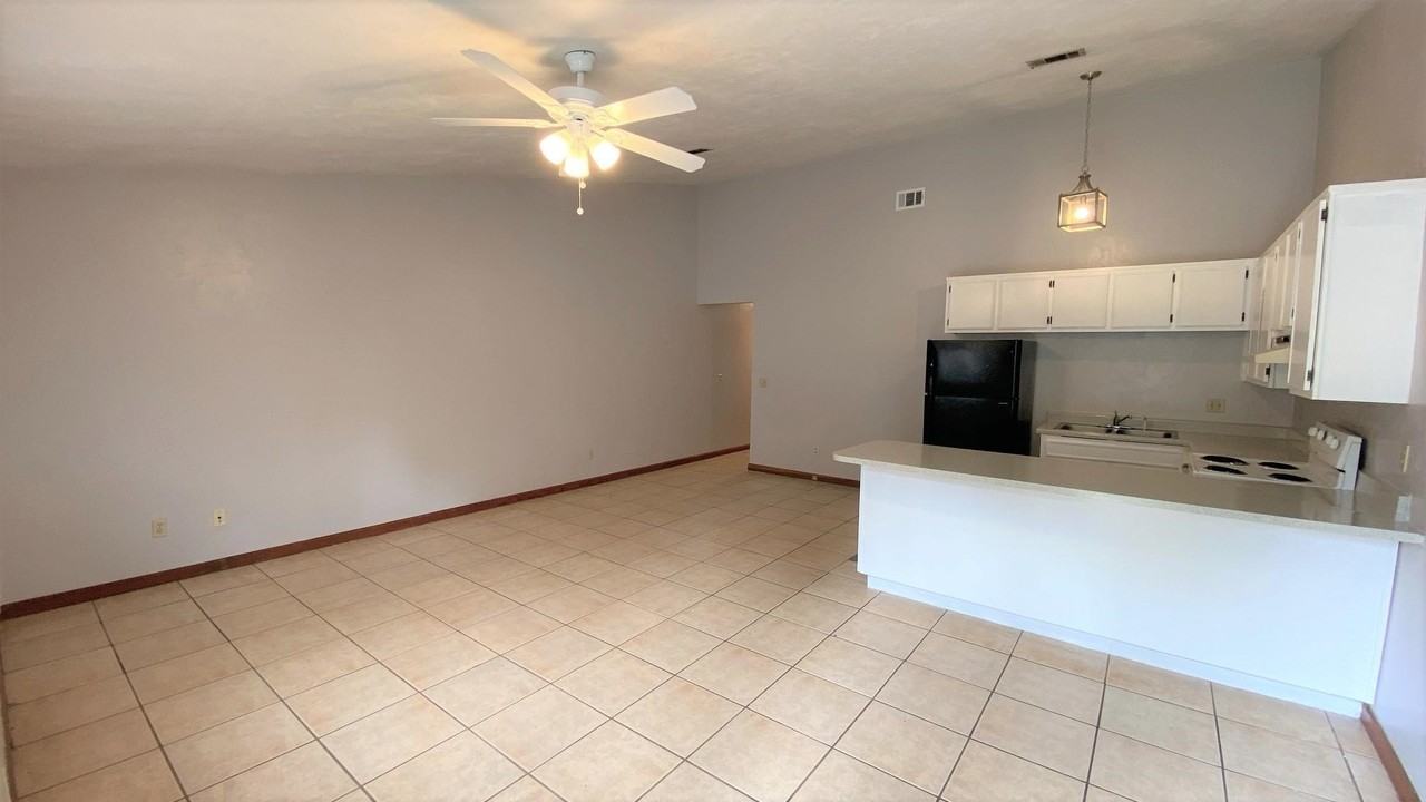 2081 Continental Ave - Photo 2 of 9