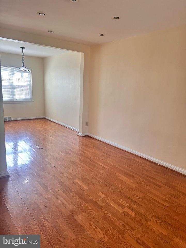 3433 Clay St Ne - Photo 5 of 19