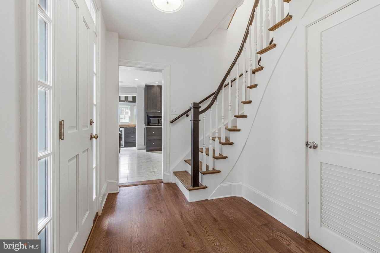 611 G St Se - Photo 6 of 32