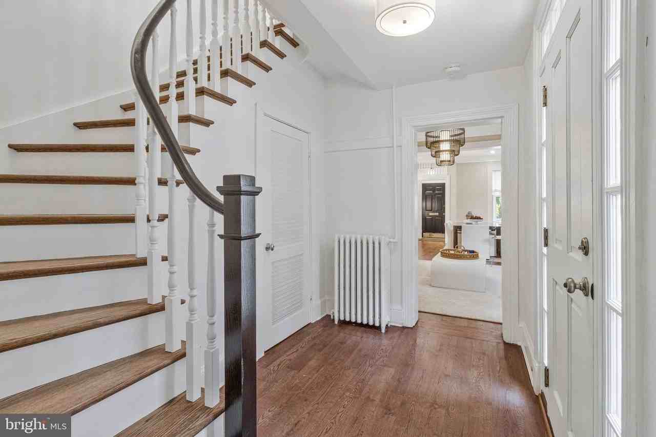 611 G St Se - Photo 7 of 32