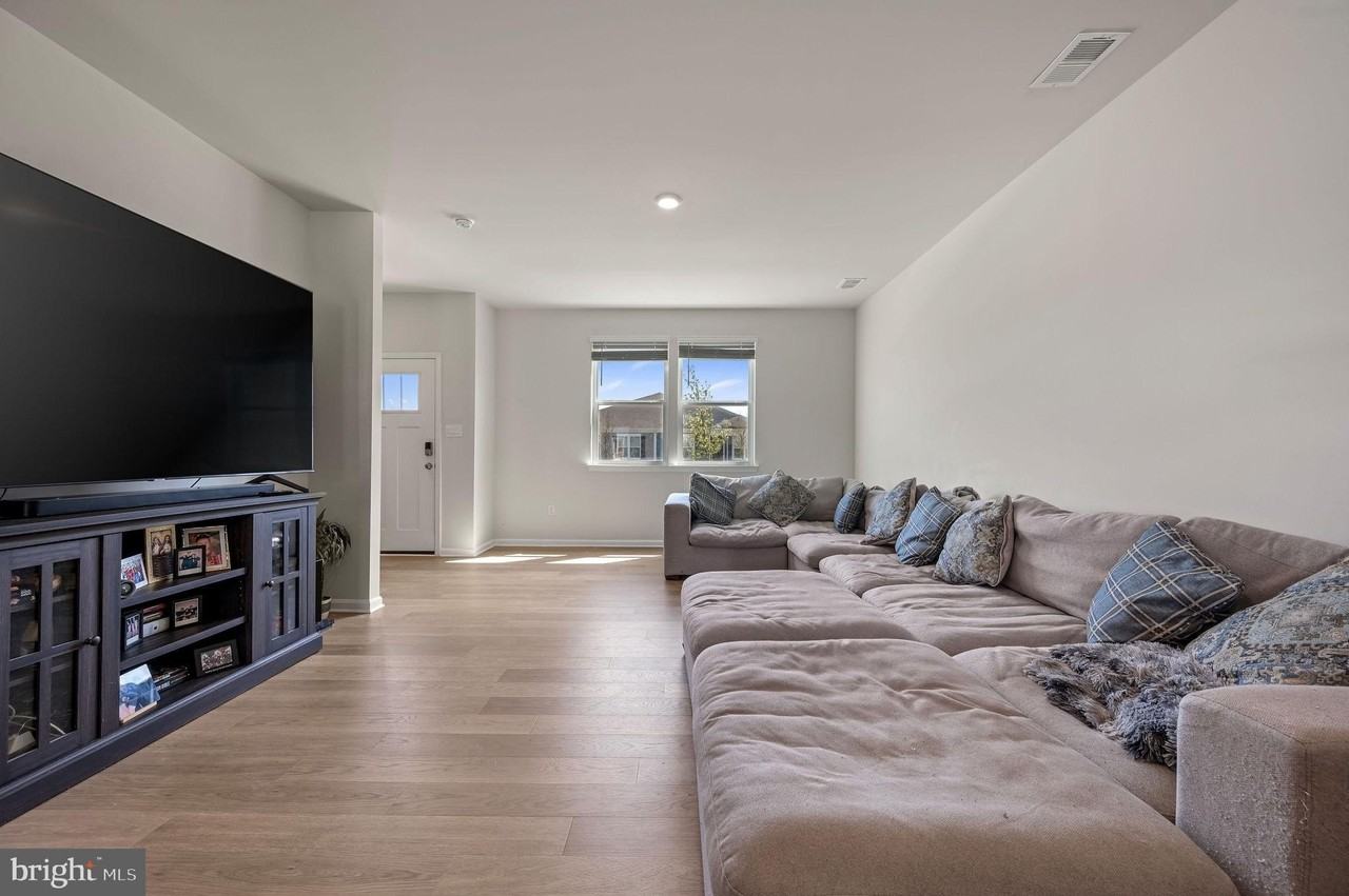 203 Ridgely Blvd - Photo 4 of 12