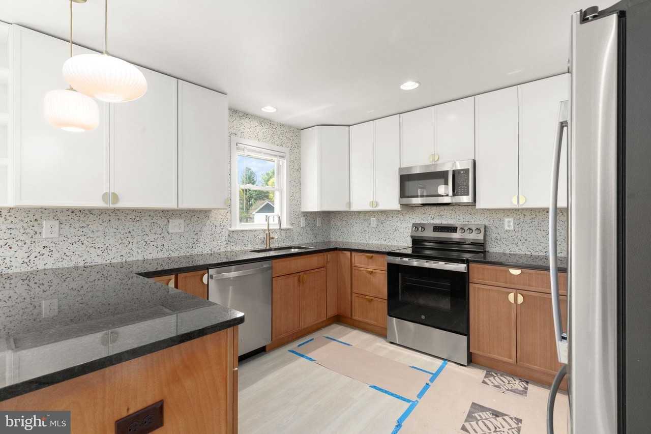 923 Waters Ave - Photo 7 of 26