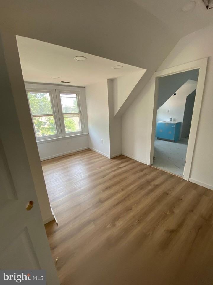 260 W Johnson St Apt 5l - Photo 2 of 8