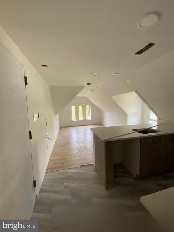 260 W Johnson St Apt 5l - Photo 3 of 8