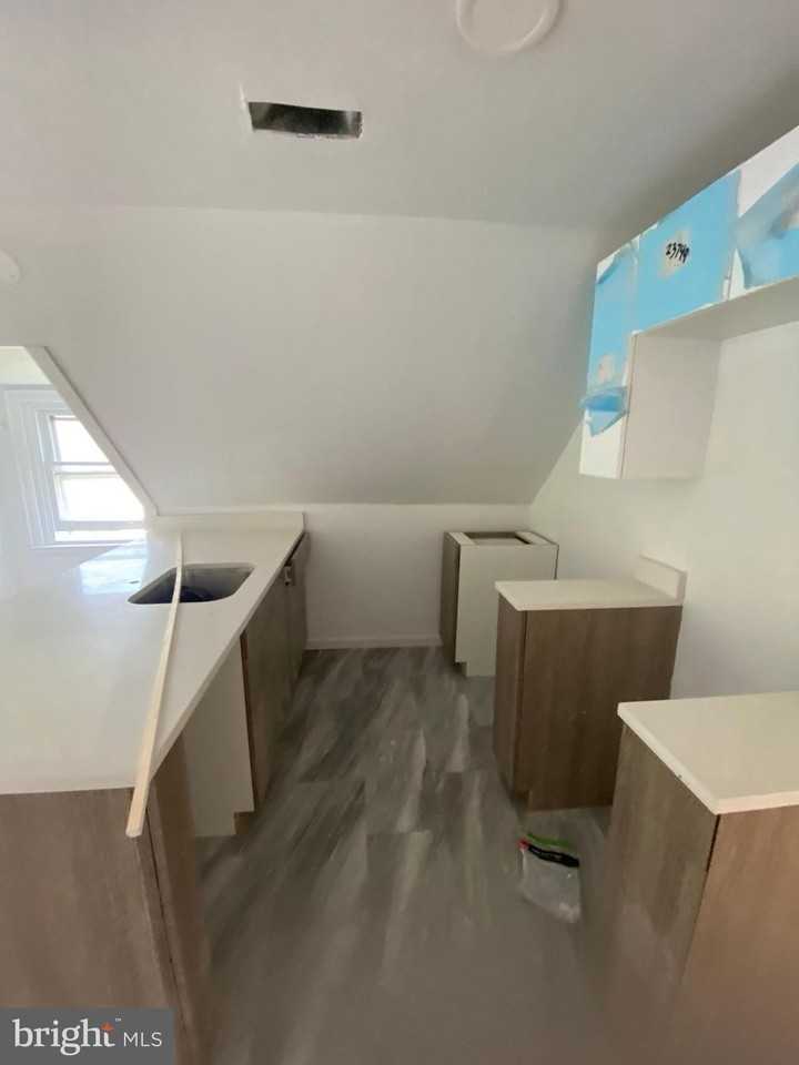 260 W Johnson St Apt 5l - Photo 5 of 8